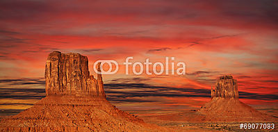 Monument Valley naplementében, Utah, USA. (keretezett kép) - vászonkép, falikép otthonra és irodába