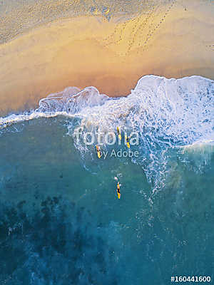 People going surfing at Bronte Beach (keretezett kép) - vászonkép, falikép otthonra és irodába