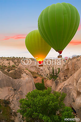 Zöld hőlégballonok, Cappadocia (keretezett kép) - vászonkép, falikép otthonra és irodába