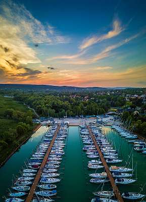 Balatonfűzfői yacht kikötő, naplementében (poszter) - vászonkép, falikép otthonra és irodába