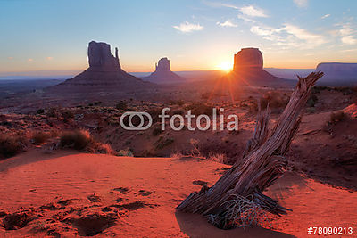 Monument Valley napfelkeltével (többrészes kép) - vászonkép, falikép otthonra és irodába