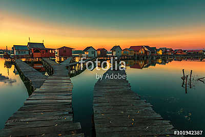 Kis halászházak a naplementében a Bokod tónál Magyarországon (poszter) - vászonkép, falikép otthonra és irodába