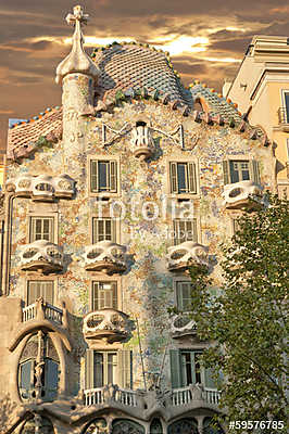 Casa Battlo Barcelona at sunset (többrészes kép) - vászonkép, falikép otthonra és irodába