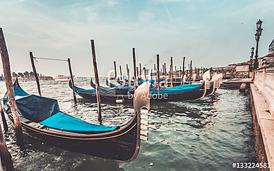 Gondola-kikötő Velencében - vintage stílus (többrészes kép) - vászonkép, falikép otthonra és irodába