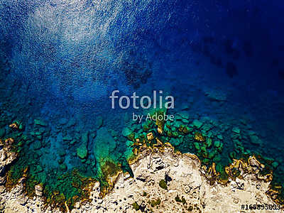 Aerial view of coastline and exotic sea. (keretezett kép) - vászonkép, falikép otthonra és irodába