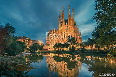 Barcelona, Catalonia, Spain: Basicila and Expiatory Church of th (keretezett kép) - vászonkép, falikép otthonra és irodába