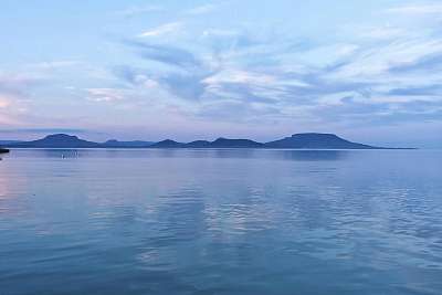 Kék óra fények a Balatonon (fotótapéta) - vászonkép, falikép otthonra és irodába