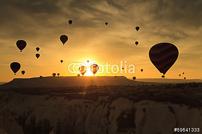 Hőlégballon sziluettek Cappadocia-ban (többrészes kép) - vászonkép, falikép otthonra és irodába