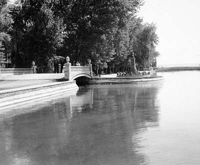 Balatonalmádi Sóhajok Hídja a parti sétányon (1940) (bögre) - vászonkép, falikép otthonra és irodába