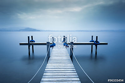 Lake Zug. Fa mólón a tónál. Köd. Hosszú expozíció. (keretezett kép) - vászonkép, falikép otthonra és irodába