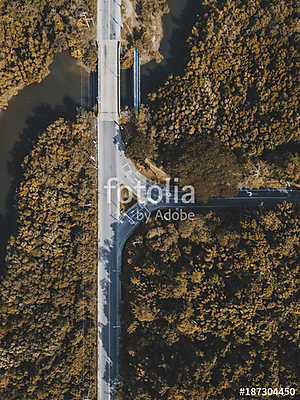 Autópálya az erdő szélén (légi felvétel) (többrészes kép) - vászonkép, falikép otthonra és irodába