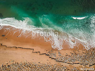 surfer on the beach top view. Drone shot on a beach in a summer day. (keretezett kép) - vászonkép, falikép otthonra és irodába