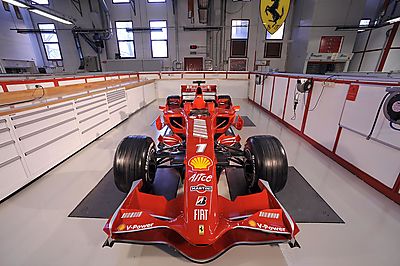 Ferrari versenyautó (keretezett kép) - vászonkép, falikép otthonra és irodába