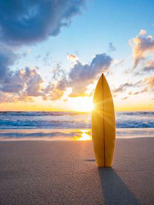 Surfboard on the beach at sunset (többrészes kép) - vászonkép, falikép otthonra és irodába