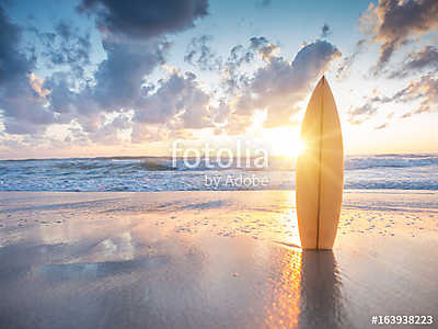 Surfboard on the beach at sunset (keretezett kép) - vászonkép, falikép otthonra és irodába