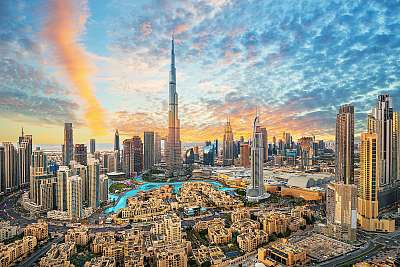Luxus felhőkarcolók Dubaiban felhős éggel (többrészes kép) - vászonkép, falikép otthonra és irodába