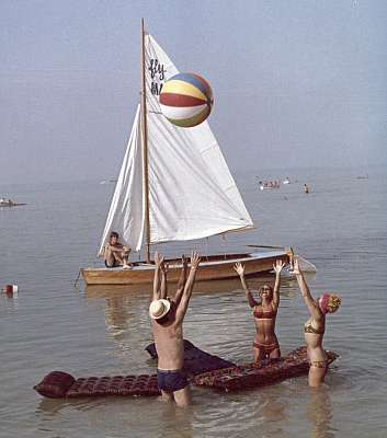 Labdázás a Balatonban (1969) (vászonkép óra) - vászonkép, falikép otthonra és irodába