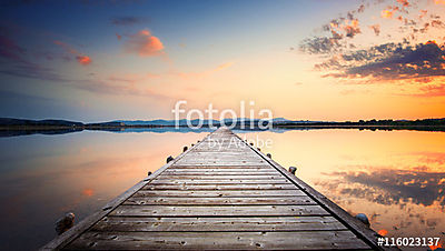 Pólusok a perspektívában a tóban, a naplementében tökéletes nyug (többrészes kép) - vászonkép, falikép otthonra és irodába