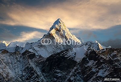 Ama Dablam az Everest Base Camp felé vezető úton (keretezett kép) - vászonkép, falikép otthonra és irodába