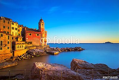 Tellaro sziklák, templom és falu naplementében. Cinque terre, Li (keretezett kép) - vászonkép, falikép otthonra és irodába