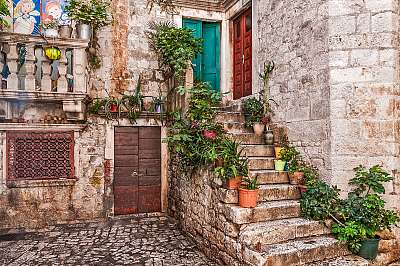 Mediterrán utcarészlet Trogirban (bögre) - vászonkép, falikép otthonra és irodába