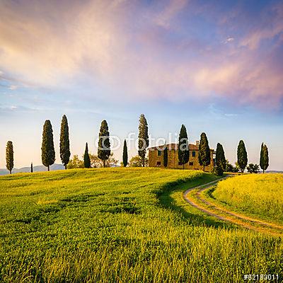 Toszkána, táj és parasztház a Val d'Orcia dombjaiban (keretezett kép) - vászonkép, falikép otthonra és irodába