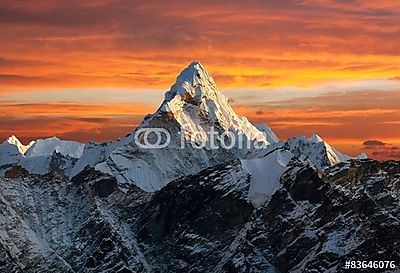 Ama Dablam az Everest Base Camp felé vezető úton (keretezett kép) - vászonkép, falikép otthonra és irodába