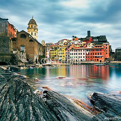 Vernazza falu, templom, sziklák és tengeri kikötő a naplementébe (bögre) - vászonkép, falikép otthonra és irodába