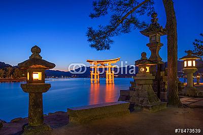 Itsukushima Schrein Miyajima-ban Japánban (keretezett kép) - vászonkép, falikép otthonra és irodába