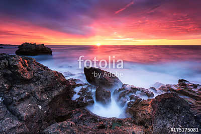 Rocky sunrise /
Magnificent sunrise view at the Black sea coast (poszter) - vászonkép, falikép otthonra és irodába