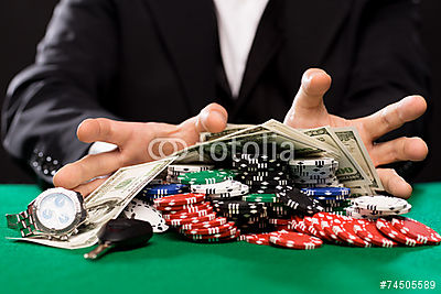 pókerjátékos zsetonnal és pénzzel a kaszinóasztalnál (bögre) - vászonkép, falikép otthonra és irodába