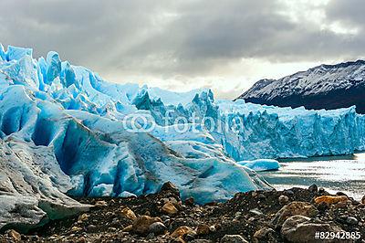 Korán reggel a Perito Moreno gleccseren, Argentínában (keretezett kép) - vászonkép, falikép otthonra és irodába
