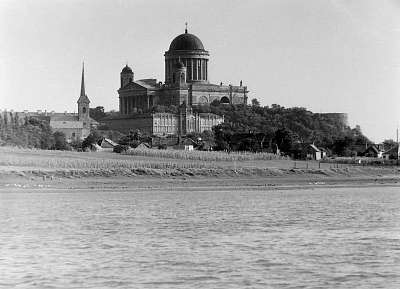 Esztergomi Bazilika a Dunáról nézve (1952) (bögre) - vászonkép, falikép otthonra és irodába