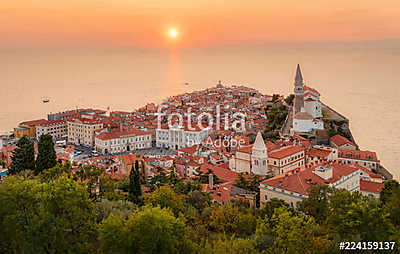 Romantic colorful sunset over picturesque old town Piran with sun on the background, Slovenia. Scenic panoramic view. - vászonkép, falikép otthonra és irodába