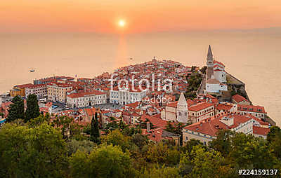 Romantic colorful sunset over picturesque old town Piran with sun on the background, Slovenia. Scenic panoramic view. (többrészes kép) - vászonkép, falikép otthonra és irodába