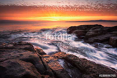 Dawn above the rocks /
Sea sunrise at the rocky Black Sea coast (keretezett kép) - vászonkép, falikép otthonra és irodába