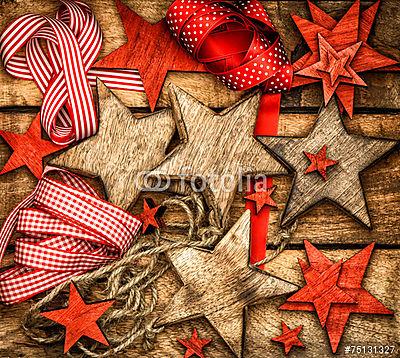 karácsonyi díszek fából készült csillagok és piros szalagok (keretezett kép) - vászonkép, falikép otthonra és irodába