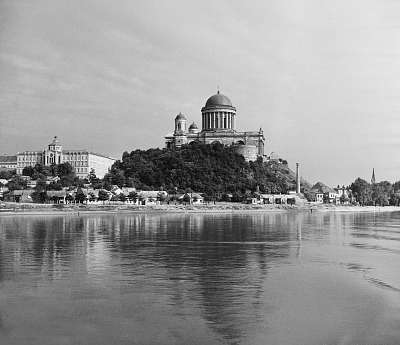 Esztergom, az Ószeminárium és a Bazilika (1955) (bögre) - vászonkép, falikép otthonra és irodába