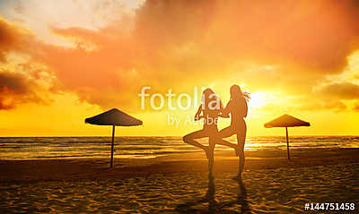 silhouettes of two girls practicing yoga (fotótapéta) - vászonkép, falikép otthonra és irodába