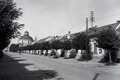 Esztergomi utcakép, háttérben a Kerektemplom (1938) (keretezett kép) - vászonkép, falikép otthonra és irodába