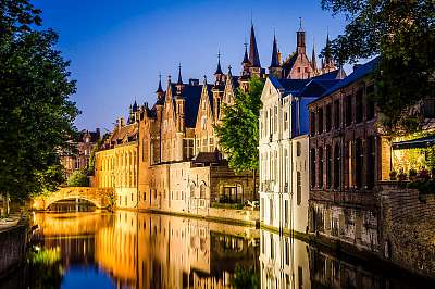 Vízvezeték és középkori házak éjszaka Brugesben (fotótapéta) - vászonkép, falikép otthonra és irodába