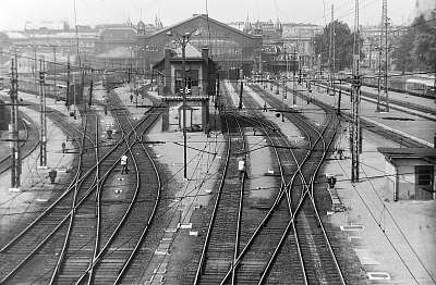 A Nyugati pályaudvar a Ferdinánd (Élmunkás) hídról nézve (1976) (többrészes kép) - vászonkép, falikép otthonra és irodába