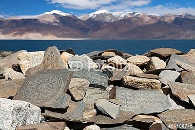 Mani fal és Tso Moriri tó - Rupshu völgy - Ladakh - India (keretezett kép) - vászonkép, falikép otthonra és irodába