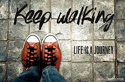 Tartsd tovább, az élet utazás, inspirációs idézet, cipő a pav (poszter) - vászonkép, falikép otthonra és irodába
