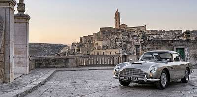 Aston Martin DB5, James Bond panoráma (keretezett kép) - vászonkép, falikép otthonra és irodába