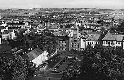 Pécsi utcakép, háttérben a  székesegyházzal (1934) (vászonkép óra) - vászonkép, falikép otthonra és irodába