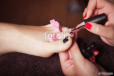 applying nail polish (vászonkép óra) - vászonkép, falikép otthonra és irodába