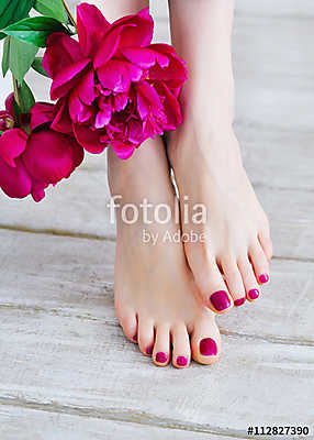 Feet with pink pedicure and peonies (keretezett kép) - vászonkép, falikép otthonra és irodába