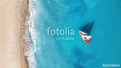 Yacht on the water surface from top view. Turquoise water background from top view. Summer seascape from air. Travel concept and (poszter) - vászonkép, falikép otthonra és irodába