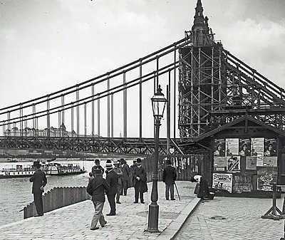 Az épülő Erzsébet híd pesti hídfője (1903) (keretezett kép) - vászonkép, falikép otthonra és irodába